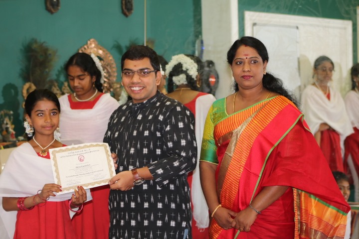 Abilash giriprasad handing over the certificates to his students